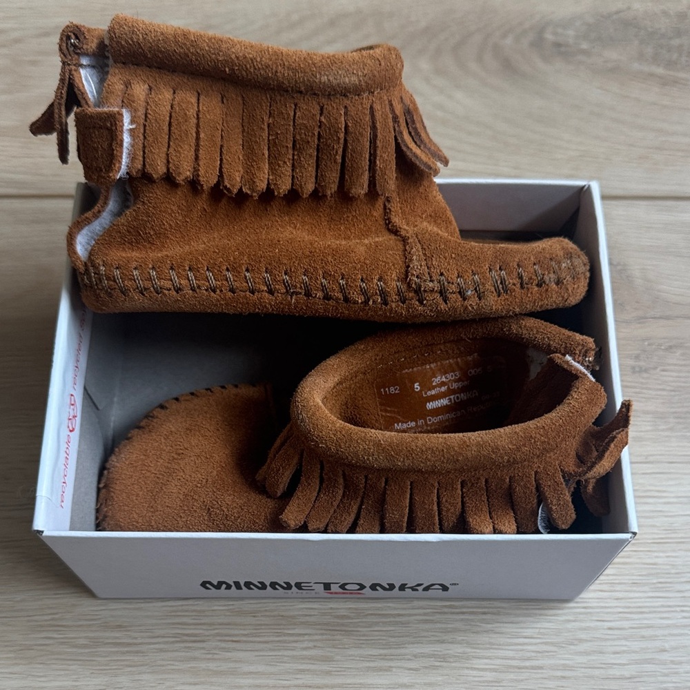 Minnetonka Baby Sz 5 EUC Chestnut Brown Suede Fringe Moccasins